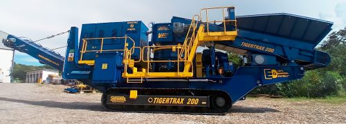 Equipamento móvel sobre esteiras em operação de mineração