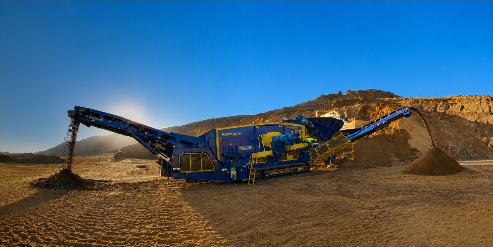 Equipamento móvel sobre esteiras em operação de mineração