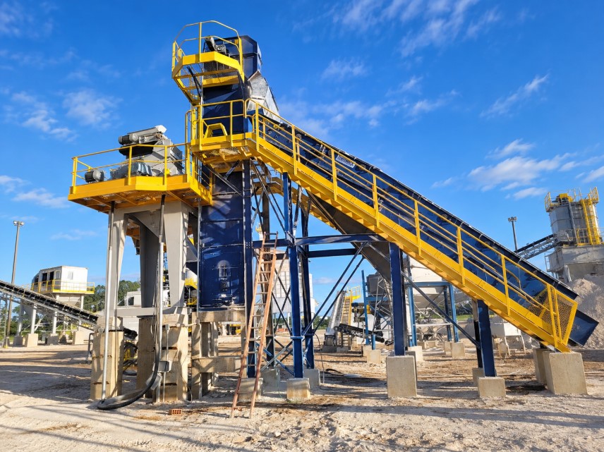 Os Elevadores de Canecas Simplex proporcionam transporte vertical contínuo de materiais a granel, combinando elevada capacidade, configuração compacta e confiabilidade para diferentes aplicações de processo.