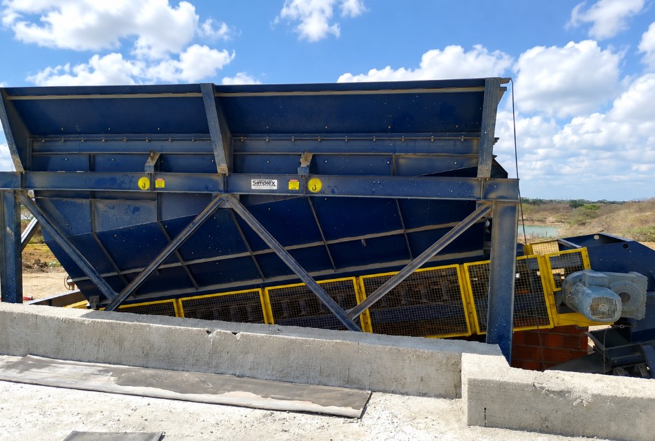 Os Alimentadores de Correia Simplex são projetados para proporcionar alimentação contínua, uniforme e controlada de materiais, garantindo regularidade no fluxo e maior estabilidade nas etapas subsequentes do processo.